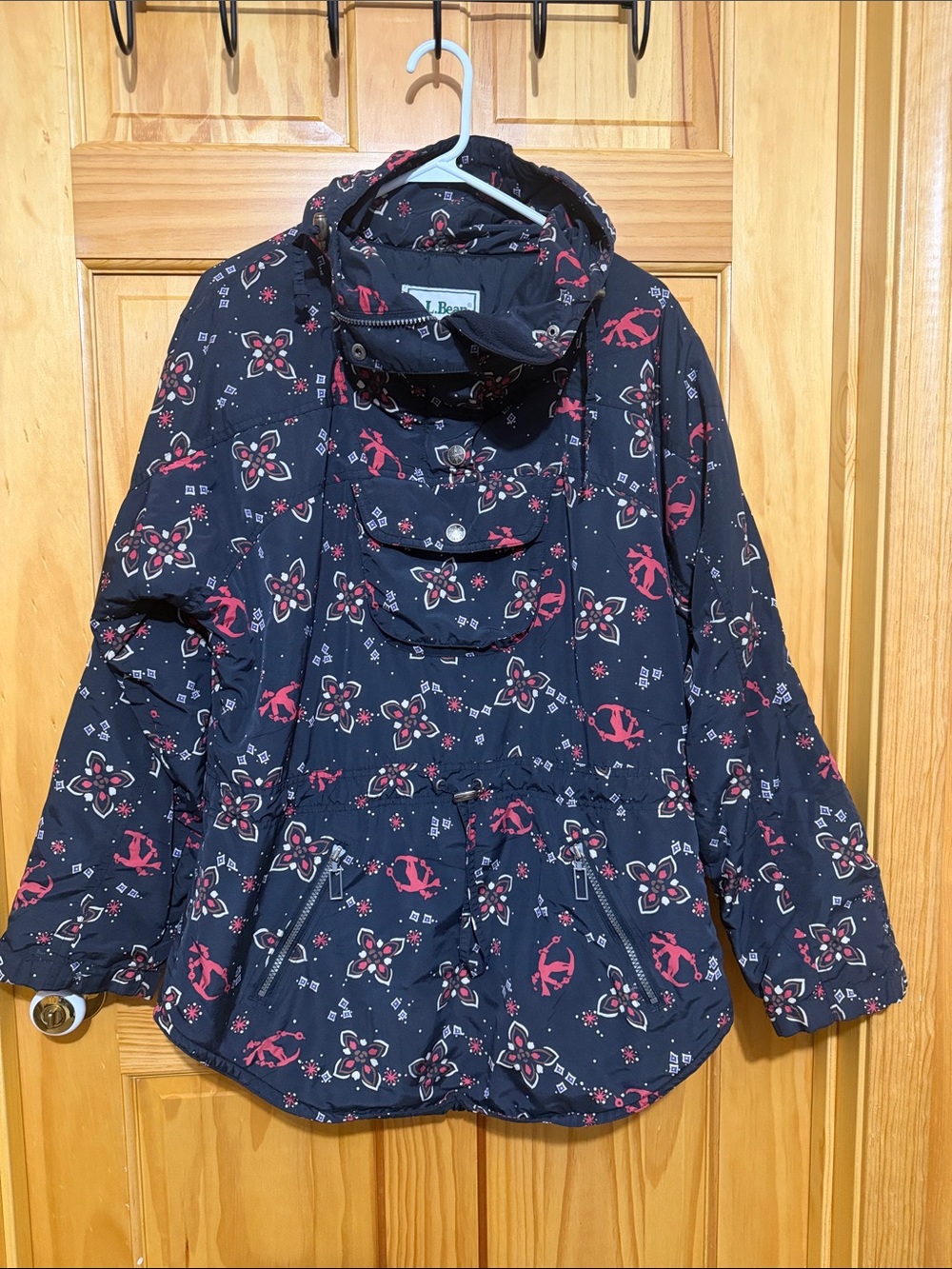 L.L. Bean Vintage Navy Ski Anorak Jacket Red & Cream Snow Skiing Print w/ Hood.